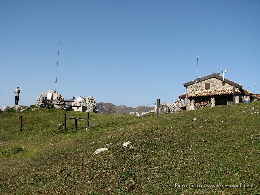 cancervo 116.jpg - Il 'complesso' attrezzato della Baita del  Cancervo (1660 m.)